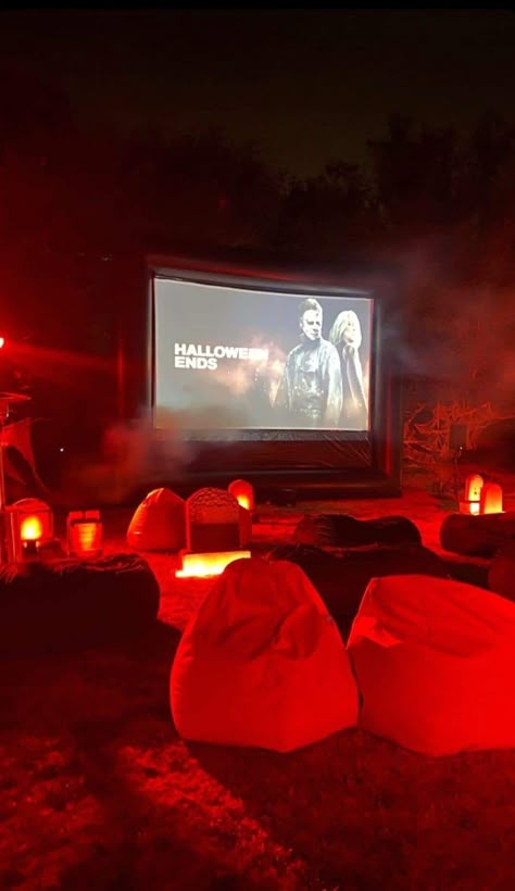 Kardashian Party Aesthetic, Spooky Movie Night Outside, Kardashian Halloween Party, Halloween Outside Movie Night, Sweet 16 Party Ideas Themes Fall, Friend Halloween Party, Halloween Party Aesthetic Outside, Halloween Birthday Aesthetic, Spooky Sweet 16