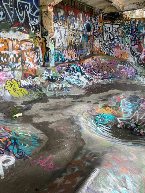 Abandoned Skate Park, Graffiti Room, Apocalypse Aesthetic, Graffiti Pictures, Graffiti Photography, Urban Street Art, Street Graffiti, Graffiti Wall Art, Graffiti Drawing