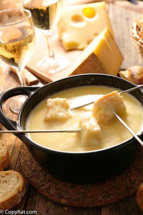 Cheese Fondue Recipe Easy, Easy Fondue Recipes, Best Cheese Fondue, Easy Cheese Fondue, Cheddar Fondue, Melting Pot Recipes, Swiss Cheese Fondue, Easy Fondue, Fondue Ideas