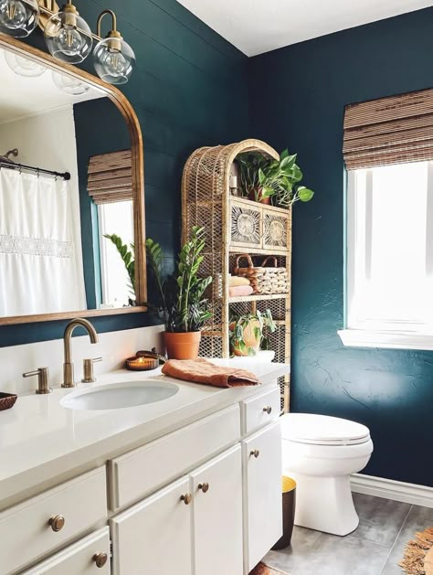 Teal Boho Bathroom, Gold Mirror Bathroom Ideas, Rattan Bathroom Decor, Dark Boho Bathroom Ideas, Textured Walls Bathroom, Teal Bathroom Walls, Eclectic Home Bathroom, Boho Chic Bathroom Ideas, Yellow Boho Bathroom