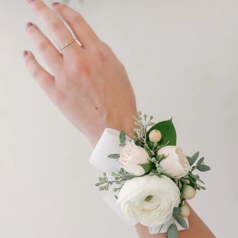 Beautiful corsages made with seasonal mixed flowers. Prom Corsage White, Wedding Coursage, Mother Of Bride Corsage, Green Fall Weddings, Wedding Wristlets, Wristlet Corsage, White Corsage, Homecoming Flowers, Wrist Corsage Wedding