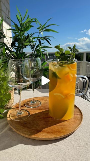 Matbubbel 🌟Jenny Andrén on Instagram: "~ Sommarkanna ~ ⁣
⁣
Idag skippar vi Fredagsdrinken och kör ett tips på en hel kanna. Ja man får ju en drink sen i glaset.⁣
⁣
Jag älskar sommarkannor och denna är typ som vit Sangria. Drack en sån god förra veckan på en restaurang så var tvungen att blanda den hemma. ⁣
⁣
Tips: ⁣
Fyll en kanna med is.⁣
Fyll upp hälften med vitt vin. ⁣
Jag tog Lisa 1503 bag-in-box. ⁣
Toppa upp resten med tropisk juice och Sprite. ⁣
Man kan säga 50-25-25. ⁣
Ja och vill man ha sötare och mindre alkohol ta mer av juice/Sprite. ⁣
Har även i lite små bitar av apelsin, lime och citron. ⁣
Pynta på med mynta. ⁣
Du kan även ha några blad mynta i själva kannan. ⁣
⁣
Kanske något att dela på till midsommarhelgen. ⁣
⁣
Vem vill du dela en sommarkanna med snart? ⁣
⁣
#bubbel #snittar Sangria, Juice, On Instagram