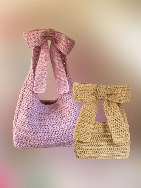 🎀 This PDF pattern will help you crochet your own bow bag! There are two size options: the Big bow bag can be worn as a tote or messenger/shoulder bag, the Mini bow bag as a handbag or purse. They each have a bow that'll sit perfectly on your shoulder once finished. Choose your favourite one, or combine them and get a discount. The Big bow bag pattern is best for advanced beginners. The following techniques are used in both patterns (US terminology): half double crochet, slip stitch (to attach panels), half double increase and decrease. For the Big bow bag, you'll be using a triple strand of yarn for most of the pattern. Both patterns include detailed instructions as well as progress pictures. You'll be able to the pattern(s) immediately after purchasing. Measurements:✧ Big bow bag (excl. Crocheted Purses And Bags Patterns Free, Cute Crochet Bag Easy, Crochet Projects To Make For Boyfriend, Crochet Hand Bag Pattern Free, Crochet Christmas Gifts For Mom, Crochet Shoulder Purse, Crochet Vintage Pattern, Crochet Easy Projects Quick, Crochet Bow Purse