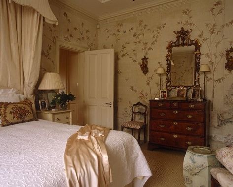 Academia Room, Victorian Bedroom, Casa Vintage, Bedroom Photos, Vintage Room, Dream Room Inspiration, Light Academia, White Bedding, Room Inspiration Bedroom