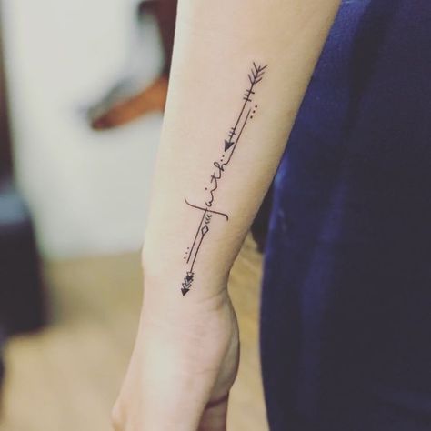 Arrow Tattoos For Women, Wörter Tattoos, Small Arrow Tattoos, Molecule Tattoo, Dragon Tattoo For Women, Spine Tattoos For Women, Inspiration Tattoos, Arrow Tattoo, Arrow Tattoos