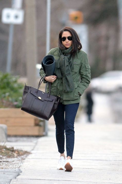 J. Crew - TownandCountrymag.com Meghan Markle Dress, Estilo Meghan Markle, Princ Harry, Meghan Markle Outfits, Meghan Markle Style, Style Fitness, Fashion Sweaters, Dresses Green, Reebok Classic