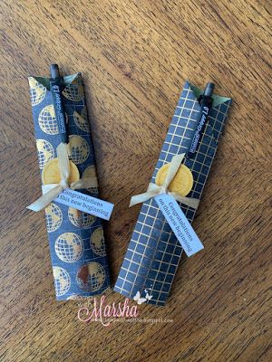 Pen Holders Ideas, Pen Gifting Ideas, Pen Packing Ideas Gift, Pen Wrapping Ideas, Pencil Gift Wrapping Ideas, Pencil Wrapping Ideas, Paper Pen Holder, Pen Gift Packing Ideas, Notebook And Pen Gift Ideas