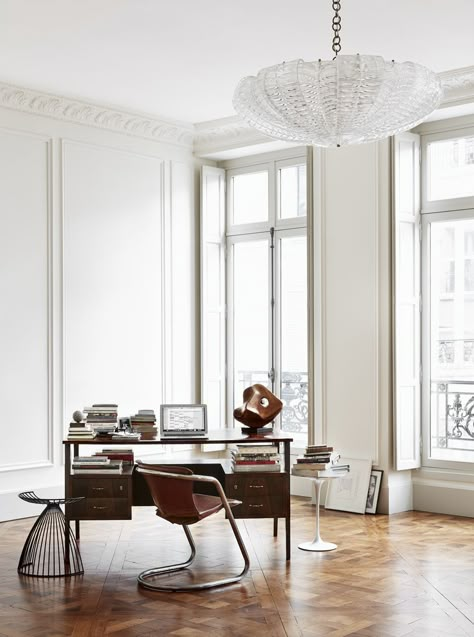 Natural Light in a Parisian office with hardwood floors via A + B Kasha Parisian Chic Interior Design, Parisian Chic Interior, Parisian Style Home, Parisian Apartment Decor, Chic Apartment Decor, Romantic Interior, Parisian Decor, Minimalist Dekor, Interior Design Minimalist