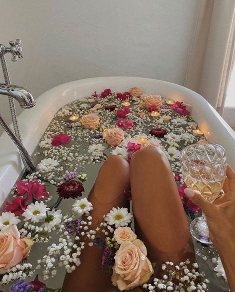 Home Photoshoot Ideas to try now! If you're looking for some unique home photoshoot ideas heres a list of photography ideas you can do from from home! Click the photo for the whole list! Pictured here: Have a flower bath Bath Aesthetic, Bath Photography, Indoor Photography, Flower Bath, Photography Guide, Flower Therapy, Milk Bath, Relaxing Bath, Nail Art Design