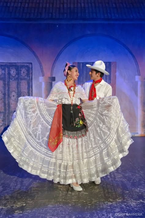 Ballet Folklorico, Hello Kitty Jewelry, Mexican Heritage, Street Wear Outfits, Pretty Quinceanera Dresses, Mexican Dresses, Mexican Culture, Traditional Clothes, Fantasy Clothing