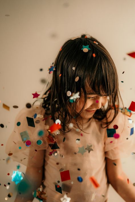 Confetti Cannon Photoshoot, Kids Birthday Party Photoshoot, Fun Baby Photoshoot Ideas, Colorful Birthday Photoshoot, Kids Birthday Photoshoot Ideas, Candy Photoshoot, Indoor Birthday, Confetti Photos, Birthday Confetti