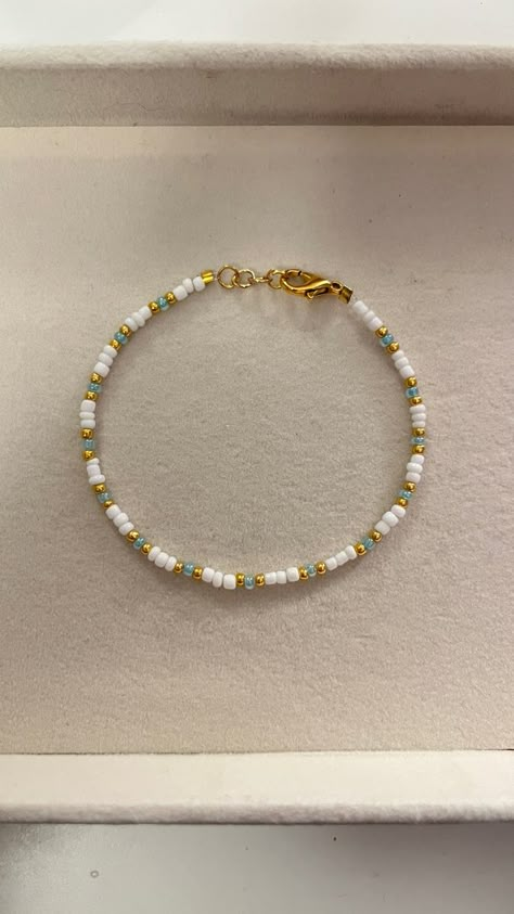 Bracelet With Small Beads, Head Bracelet Ideas, Cute Bracelet Making Ideas, Bracelet Small Beads, 3mm Bead Bracelet, Pearl Bracelets Ideas, Bracelet Perle Aesthetic, Perlesmykker Diy, Simple Beaded Bracelets Ideas