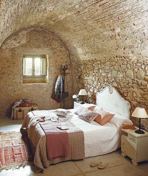 Image Rustic Italian Decor, Barn Bedrooms, Rustic Farmhouse Bedroom, Farmhouse Bedroom Decor Ideas, Farmhouse Style Bedrooms, Rustic Bedroom Decor, Interior Design Rustic, Stone Walls, Country Bedroom