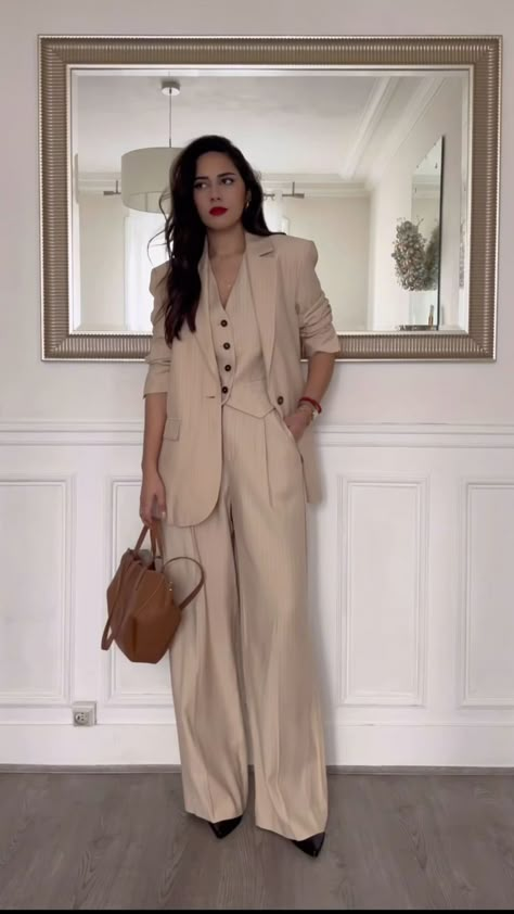 Evening Suits For Women, Female Office Outfits, Woman Suit Fashion Classy, Female Office, Work Outfit Office, Old Money Fashion, Professional Outfit, Business Wardrobe, Money Fashion