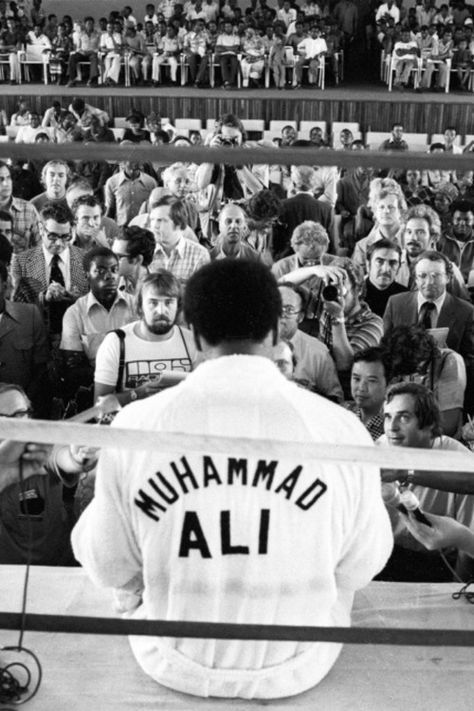 Muhammad Ali Boxing, Cassius Clay, محمد علي, Mohamed Ali, Boxing Ring, Muhammed Ali, Boxing Posters, Sting Like A Bee, Mohammed Ali