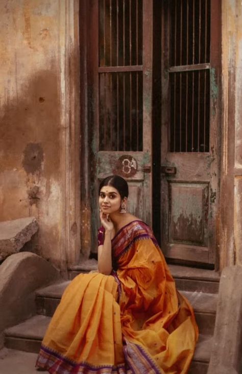 Street Fashion Photoshoot, Retro Photoshoot, Sisters Photoshoot Poses, Simple Saree Designs, Creative Fashion Photography, Saree Poses, Vintage Photoshoot, Indian Photoshoot, Saree Photoshoot