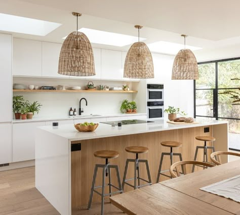 Wicker Chandelier, Chair Minimalist, Scandi Kitchen, Kitchen Tiles Design, Open Plan Kitchen Living Room, Chandelier Modern, Home Luxury, Scandinavian Kitchen, House Design Kitchen