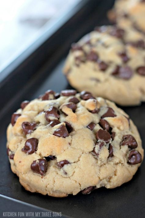 Thick Chocolate Chip Cookies, Giant Chocolate Chip Cookies, Big Chocolate Chip Cookies, Giant Chocolate Chip Cookie, Best Chocolate Chip Cookies Recipe, Cookie Bakery, Giant Chocolate, Dessert Aux Fruits, Choc Chip Cookies