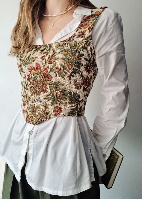 Corset Academia Outfit, Corset Modern Outfit, Castle Core Aesthetic Fashion, Corset Over Sweater, Archeologist Aesthetic Outfit, Floral Corset Top Outfit, Modern Corset Outfit, Casual Witch Outfit, Casual Corset Outfit