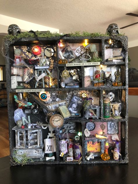 Homemade Miniatures, Halloween Shadow Box Ideas, Harry Potter Diorama, Halloween Display Ideas, Creepy Dollhouse, Witch Haunted House, Scary Fairy, Witch Hats Costume, Halloween Boxes