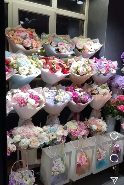 Flower Bouquet Display Ideas, Bouquet Shop Design, Flower Shopping Aesthetic, Florist Display Ideas, Flowers Store Design, Shopping Store Aesthetic, Flower Business Aesthetic, Florist Shop Interior Window Displays, Flower And Gift Shop Ideas