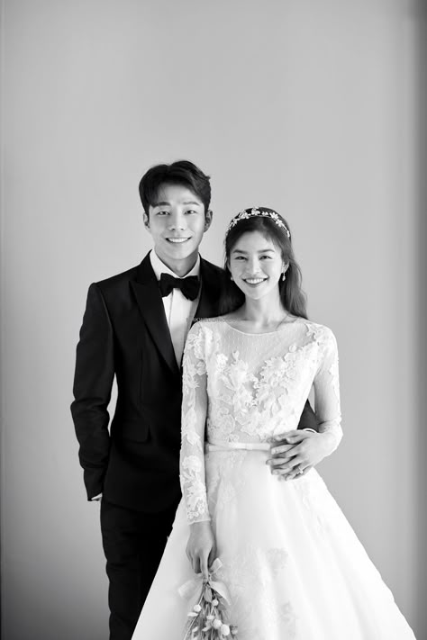 Pose Pengantin, Wedding Korea, Korea Wedding, Korean Wedding Photography, Wedding Photo Studio, Foto Wedding, Wedding Portrait Poses, Wedding Photoshoot Poses, Pre Wedding Poses