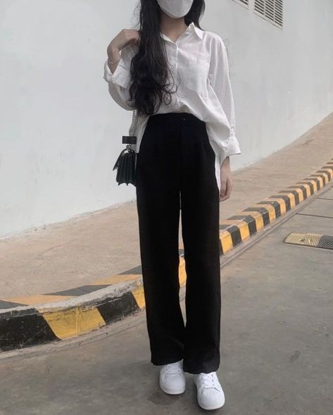 Korean Simple Outfits, Kuliah Outfit, Celana Jogger Wanita, Outfit Korean Style, Korean Outfit Street Styles, Korean Casual Outfits, Casual Day Outfits, Classy Work Outfits, Korean Casual