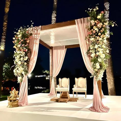 Wood Mandap Wedding, Mandapam Decoration Marriage Outdoor, Mandap For Night Wedding, Simple Mandap Decor Indian Outdoor, Low Budget Mandap Decor, Wedding Phera Mandap, Marriage Mandap Decoration Indian Indoor, Aesthetic Mandap Decor, Day Wedding Mandap Decoration