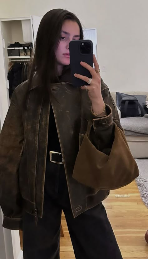 Dakota Johnson Style, Fashion Bella, Leather Jacket Outfit, Body Outfit, Fall Inspo, Fall 24, Vintage Leather Jacket, Jacket Outfit, Winter Fits