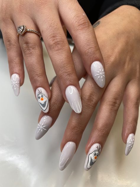 Christmas Nails Olaf, Disney Frozen Inspired Nails, Olaf Nail Art, Olaf Christmas Nails, Olaf Nails Designs, Winter Disney Nails, White Disney Nails, Snowman Nail Designs, Olaf Nails