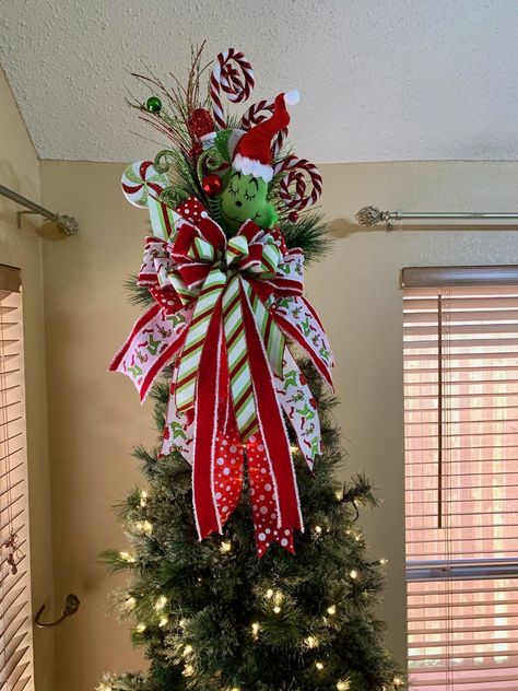 Christmas Tree Toppers Grinch, Tree Topper Spray, Easy Christmas Tree Topper, Grinch Christmas Mantle Decor, Xmas Tree Topper Ideas, Toppers For Christmas Trees, Tree Toppers Christmas Diy, Grinch Tree Decorations, Unusual Christmas Tree Toppers