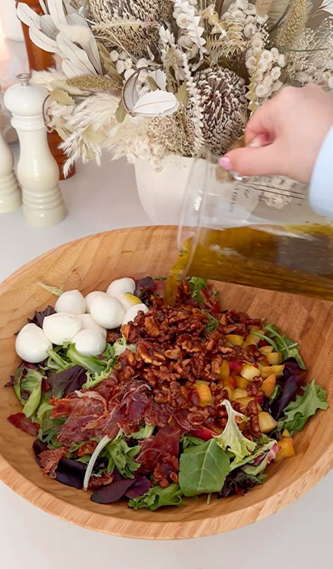 Crispy Prosciutto & Honey Walnut Summer Salad with a Garlicky Honey Mustard Dressing Prosciutto Peach, Everything Delish, Honey Walnuts, Walnut Fruit, Honey Balsamic Vinaigrette, Crispy Prosciutto, Side Salads, Honey Walnut, Honey Toast