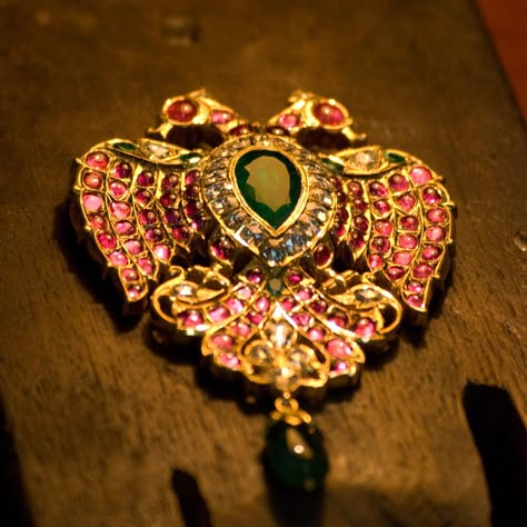 Ganda Berunda- Ganjam logo in 22 kt yellow gold with Benaras cut diamonds, Emeralds and Burmese rubies. Family archives. Not for sale Ganjam Jewellery, Antique Gold Jewelry Indian, Traditional Indian Jewellery, Heritage Jewellery, Long Pearl Necklaces, Antique Jewelry Indian, Gold Pendant Jewelry, Traditional Jewellery, Antique Gold Jewelry