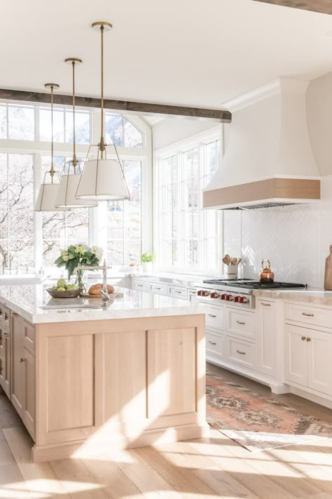 Gorgeous White Kitchen, Beautiful Kitchen Designs, New House - Kitchen, Marble Counter, Oak Kitchen, Kitchen Farmhouse, Kitchen Inspiration Design, Interior Modern, Counter Tops