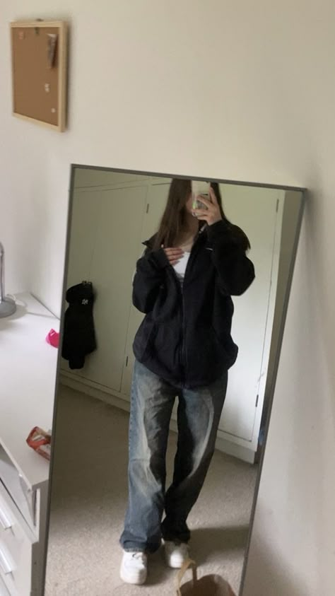 Baggy Hoodie And Jeans, Outfits With Baggy Jeans For School, Outfit Ideas With Black Hoodie, Baggy Jean Outfits Girl, Black Hoodie With Jeans, Outfit With Black Hoodie, Really Baggy Jeans Outfit, Hoodie With Baggy Jeans, Baggy Clothes Girl