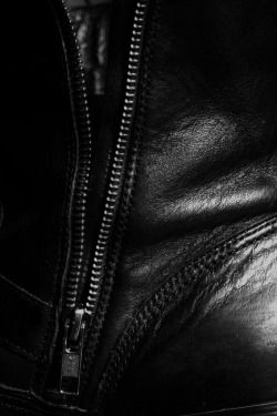 villlionaire:  The smell of leather always gets me… Selina Kyle, Black Canary, Foto Art, All Black Everything, Fade To Black, Character Aesthetic, Kingdom Hearts, Shades Of Black, Catwoman