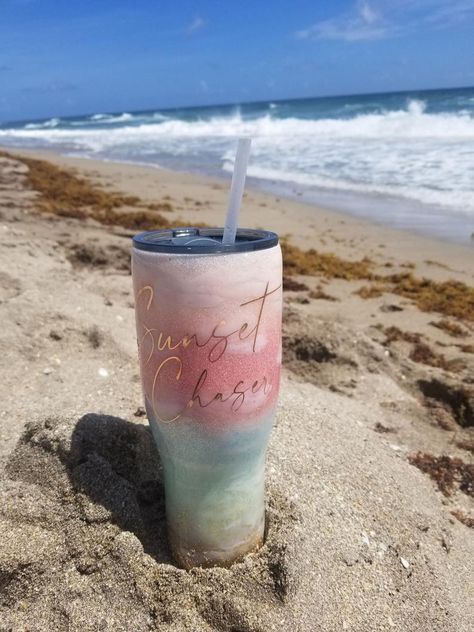 Tumblr Cup, Custom Tumbler Cups, Tumbler Cups Diy, Resin Design, Glitter Cups, Acrylic Tumblers, Diy Tumblers, Personalized Cups, Beach Theme