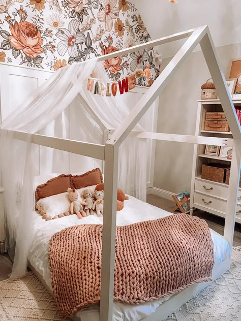 House Beds For Girls Room, Full House Bed, House Bed For Teens, Montesorri Bed Girl, Toddler Girl Full Size Bed Ideas, House Bed Decoration, House Bed Frame Decor, Floor Bed Girls Room, House Bed Toddler Room