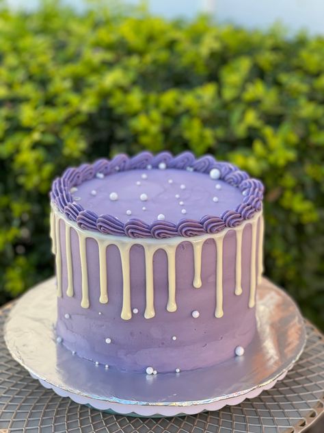 Lilac Buttercream, Purple Birthday Cake Ideas, Lilac Cake, Bolo Drip Cake, Purple Birthday Cake, Purple Cakes Birthday, Small Birthday Cakes, White Birthday Cakes, Lavender Cake