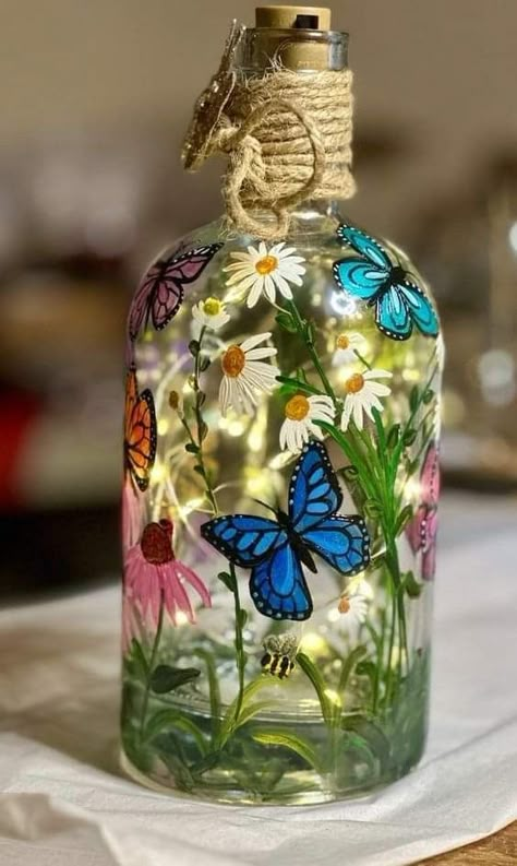 Bottle Art Projects, Painting Glass Jars, Hand Painted Bottles, Painted Bottles, Glass Bottle Diy, Diy Glass Bottle Crafts, Glass Bottles Art, Christmas Float, Painted Wine Bottles