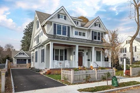 This traditional style exterior>>⁠ ⁠ Tell us what you like about Modern Colonial Style House Plan #654018KNA ⁠ ⁠ 🤍2,799 SqFt⁠ 🤍5-6 Beds⁠ 🤍3.5-4.5 Baths⁠ 🤍3 Stories⁠ ⁠ ⁠ Link in Bio for more info and to see the video walkthrough! Ranch Style Home Plans, 2 Car Garage Plans, Rv Garage, Split Bedroom, Garage Floor Plans, Ranch House Plan, Board And Batten Siding, Shop Space, Backyard Office