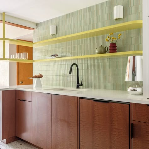 This Midcentury-Modern Kitchen’s Color Palette Took Inspiration From a Vintage Photograph | Architectural Digest High Gloss Cabinets, Finger Tiles, Mid Century Modern Kitchen Cabinets, Modern Kitchen Colours, Kitchen Color Palettes, Terrazzo Tile, Gainesville Florida, Mosaic Kit, Artistic Tile