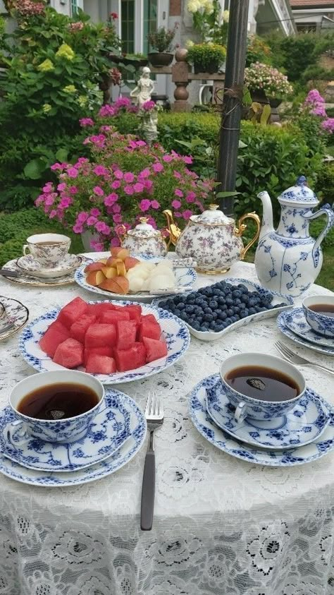 Afternoon Tea Table Setting, Garden Lunch, White Plates, Tea Parties, Dream House Decor, High Tea, Pretty Food, Decoration Table, Aesthetic Food