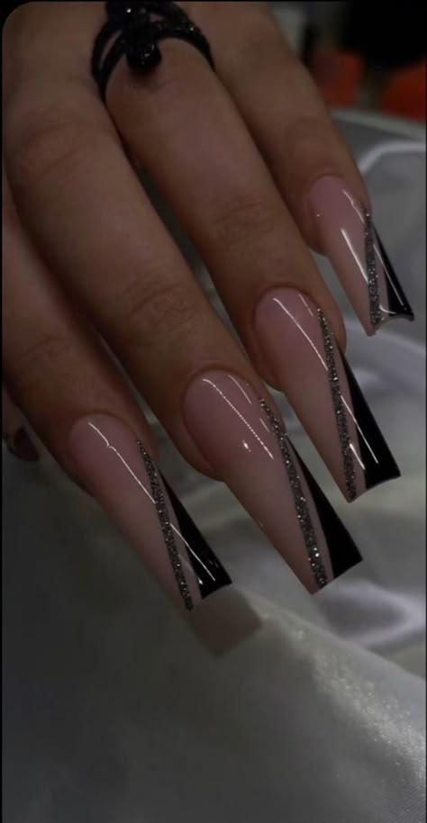 Long Acrylic Ombre Nail Designs, Club Nails Acrylic, Square Acrylic Nails Elegant, Going Out Nails Ideas, Nail Ideas With Black Dress, White And Black Square Nails, Black Acrylics Nails, Sylwester Outfit Party Dresses, Black Nails For Wedding Guest