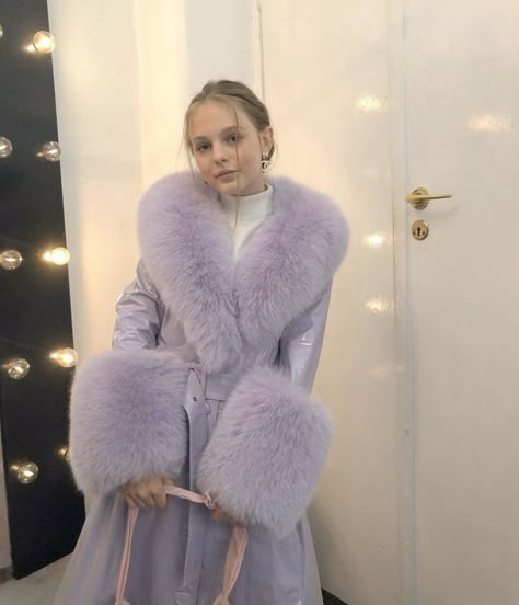 Purple Coat, Looks Street Style, Bratz Doll, Carrie Bradshaw, Winter Fits, Fur Fashion, Fur Coats, Collar And Cuff, Fashion Inspo Outfits