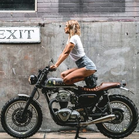 Kawasaki Scrambler, Cafe Racer Moto, Bobber Custom, Cafe Racer Girl, Moto Cafe, Old Motorcycles, Scrambler Motorcycle, Hot Bikes, Moto Style