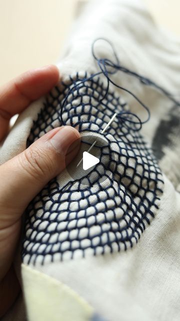 Textile Diy Ideas, Abstract Embroidery Designs Inspiration, Mending With Embroidery, Embrodery Jeans, Embroidery On Quilts, Creative Textiles Techniques, Embroidery On Printed Fabric, Sashiko Art, Thread Art Diy