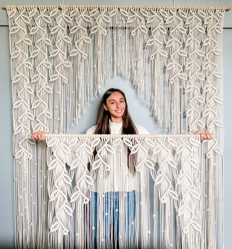 Macrame artist with wedding backdrop and curtain Macrame Curtain Holder, Macrame Projects Ideas, Macrame Wedding Decor, Macrame Lamp Shade, Rainbow After The Storm, Diy Tent, Making Friendship Bracelets, Macrame Headboard, Fiber Sculpture