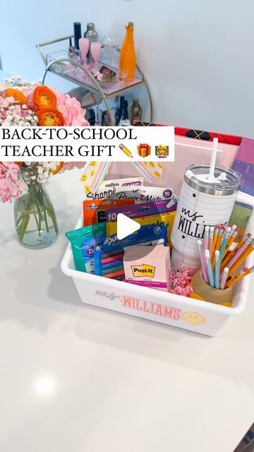 Shelby Parks on Instagram: "What would you add?   I get so sad when I hear teachers say they’ve never received a Back-to-School teacher gift 🥺  The beginning of the year can be so expensive stocking up on supplies so I love putting together a Back-to-School basket filled with intentional supplies to help lighten the load & start the year out on the right foot  I was able to find all of these supplies at @michaelsstores so it was super easy to throw this together!   Have you ever received a Back-to-School teacher gift?   *Comment SUPPLIES for everything I used to make this Back-to-School teacher gift sent to your inbox 💌  #michaelsstores #makeitwithmichaels #ad #backtoschool #teachersofinstagram #teachergifts #teachergiftideas #b2s #roommom #momsofinstagram" New Teacher Welcome Gift, Teacher Baskets Back To School, Teacher Gifts First Day Of School, Beginning Of The Year Teacher Gifts, Gift Basket Ideas For Teachers, First Day Of School Gifts For Teachers, First Day Of School Teacher Gifts, Teacher Gifts Beginning Of Year, Teacher Gift Basket Ideas