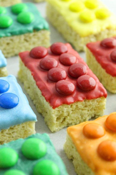 Lego Theme Dessert Table, Lego Rice Crispy Treats, Lego Treats Ideas, Lego Party Centerpieces Ideas, Lego Rice Krispie Treats, Lego Desserts, Lego Treats, Lego Cookies, Lego Food